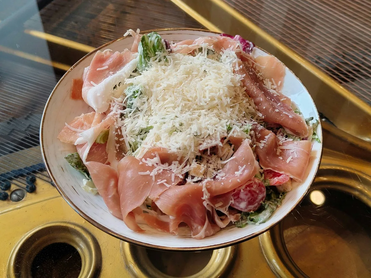 Sałatka Cezar z Szynką Parmeńską