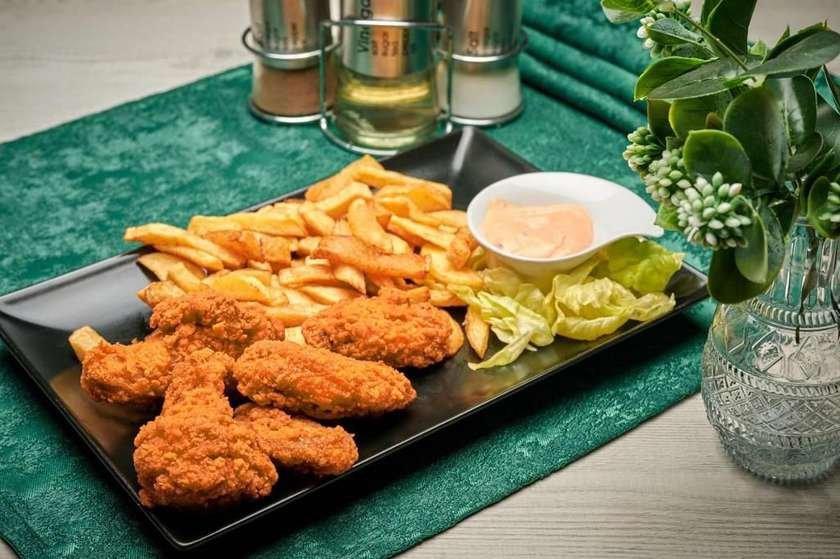 5 aripioare crispy cu cartofi proaspeti  prajiti si sos de maioneza picanta