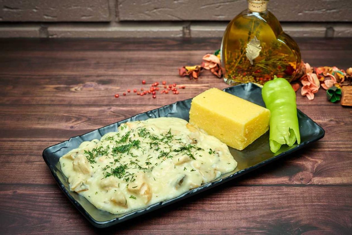 Ciulama de pui cu ciuperci si mamaliguta