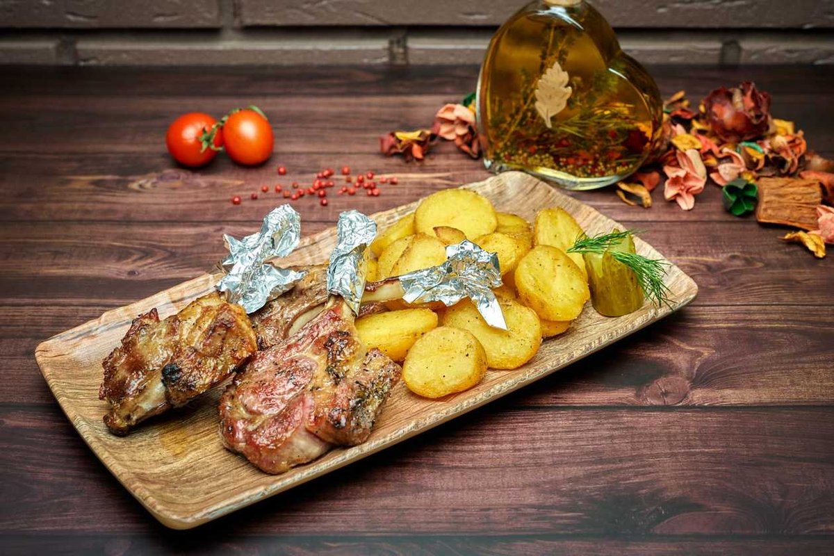 Cotlete de berbecut noua zeelanda cu cartofi copti cu rozmarin
