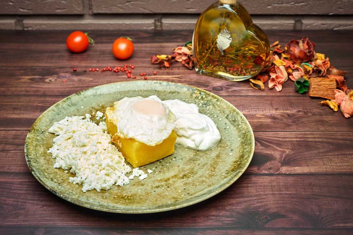 Mamaliga cu branza smantana si ou