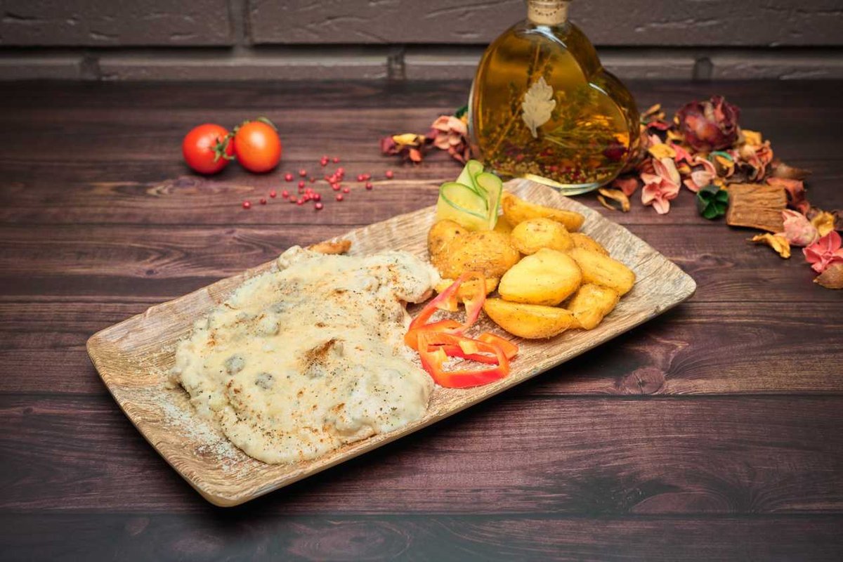 Piept de pui cu sos gorgonzola si miez de nuca cu cartofi cupoti cu rozmarin
