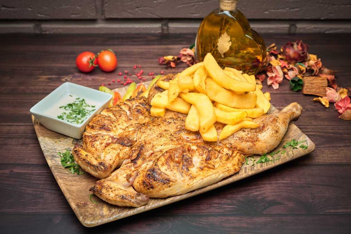 Pui pe jar cu cartofi proaspeti  prajiti si mujdei 2 pers