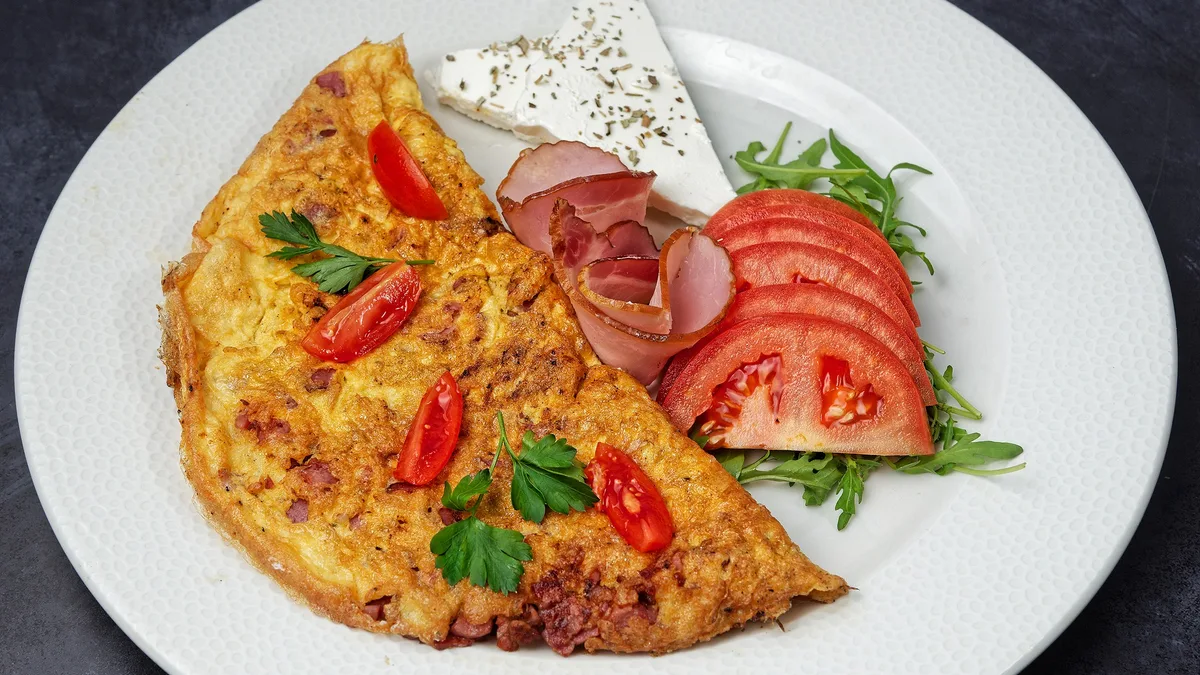 Omlet sa pečenicom