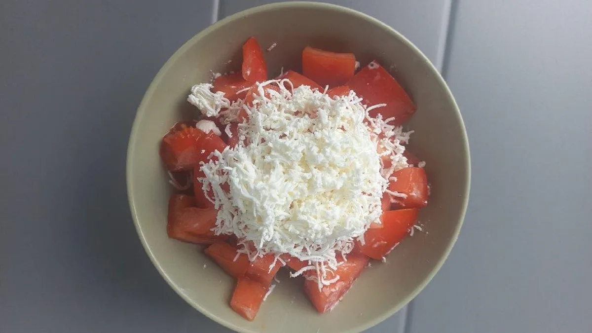 Paradajz salata sa sirom
