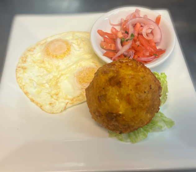 Bolón con Chicharrón