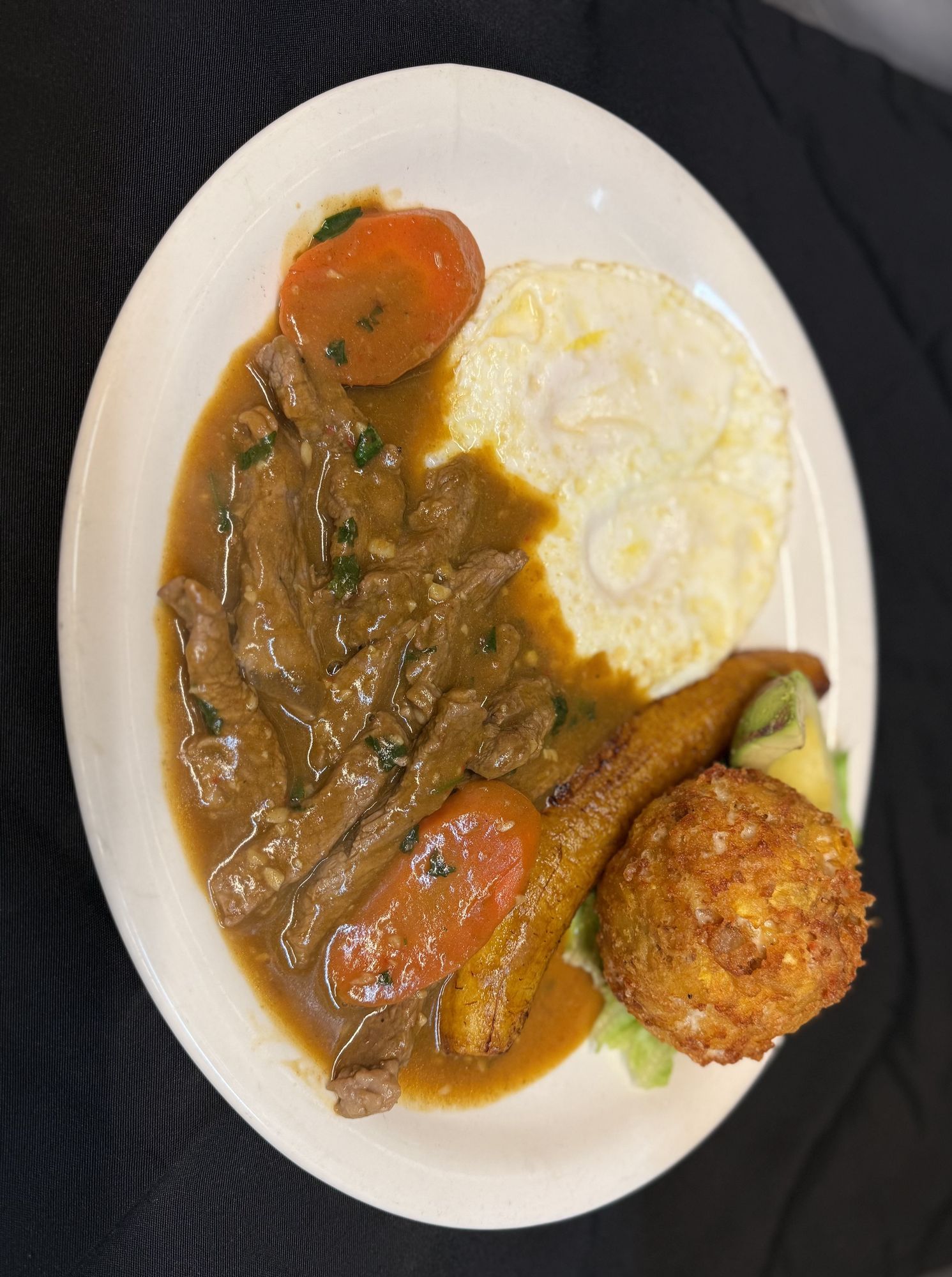 Bolon de chicharrón con seco de carne