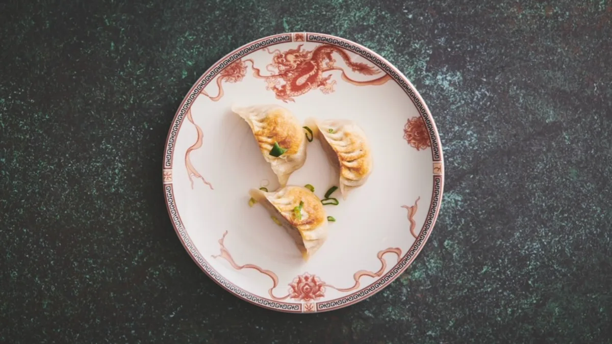 二十八 Pandestegte dumplings med hakket svinekød (3 stk)