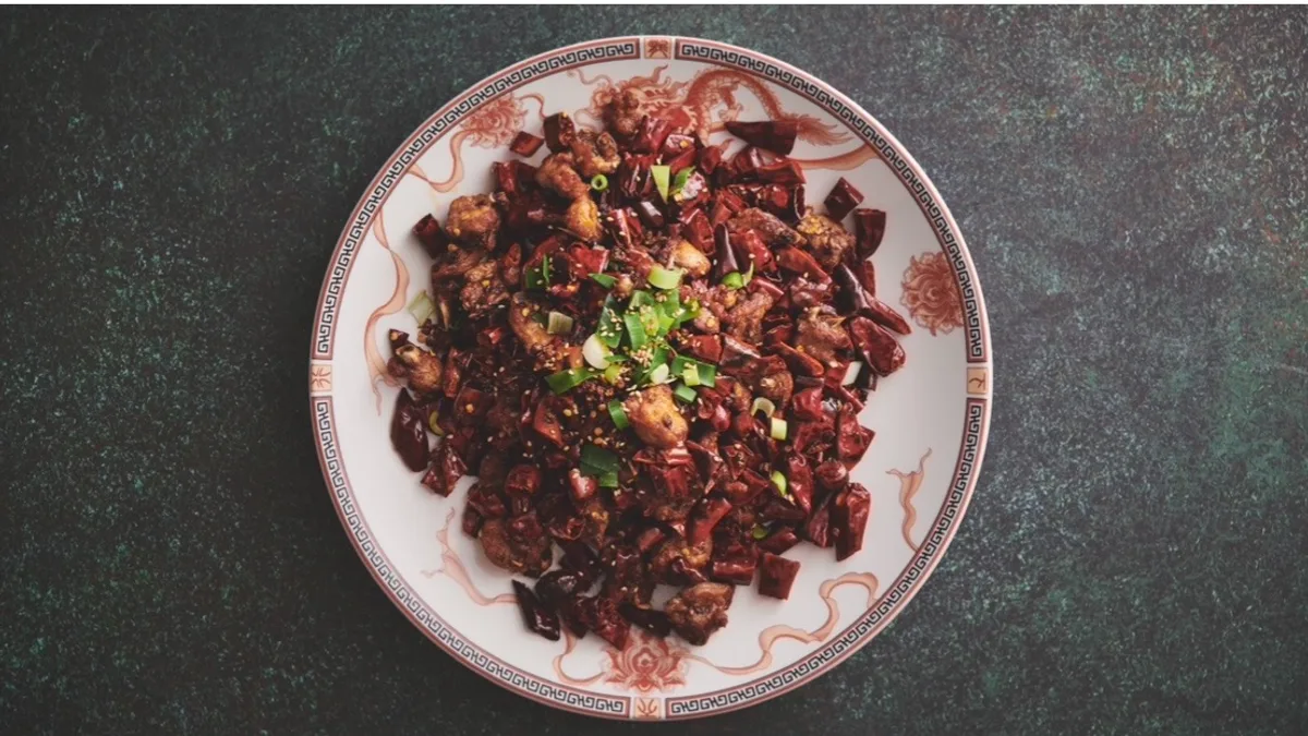 六十四 Tørstegte krydrede kyllingestykker med tørret chili og sichaun peber