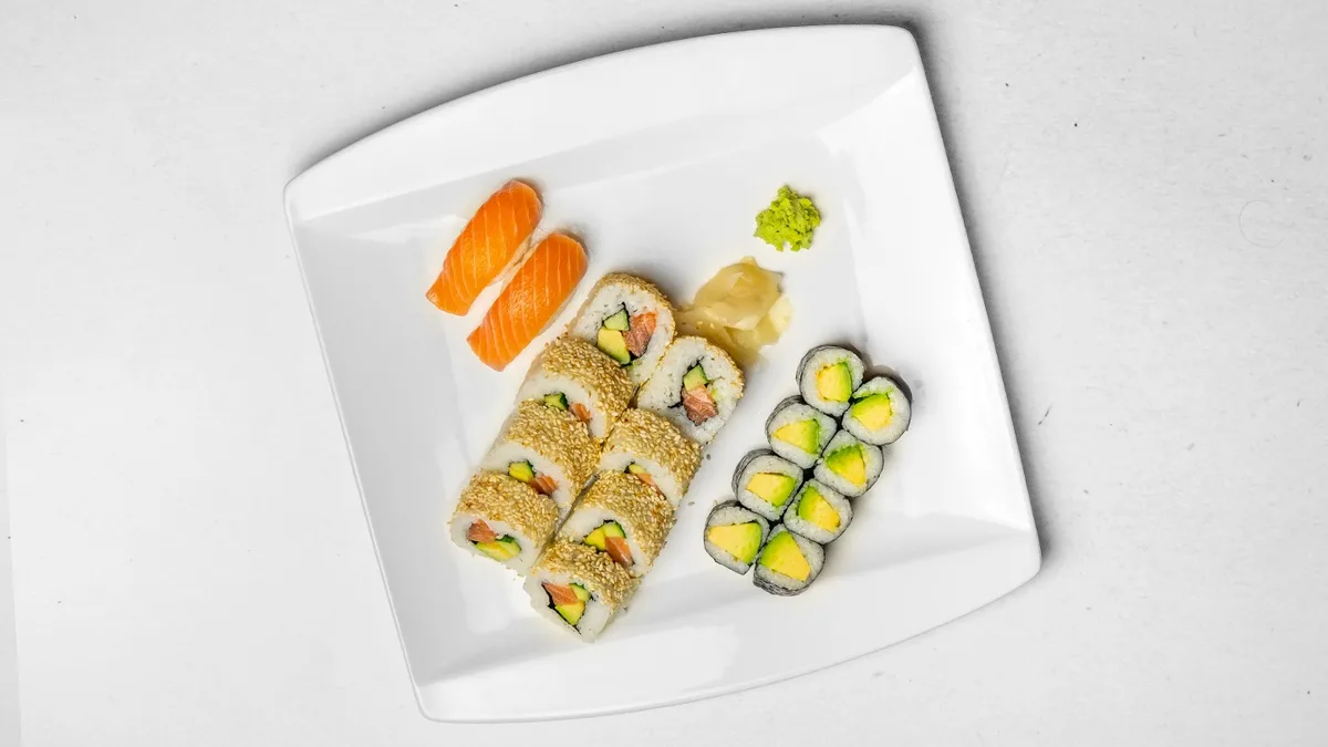 Losos menu (18 ks: 8 maki 8 cal 2 nigiri)