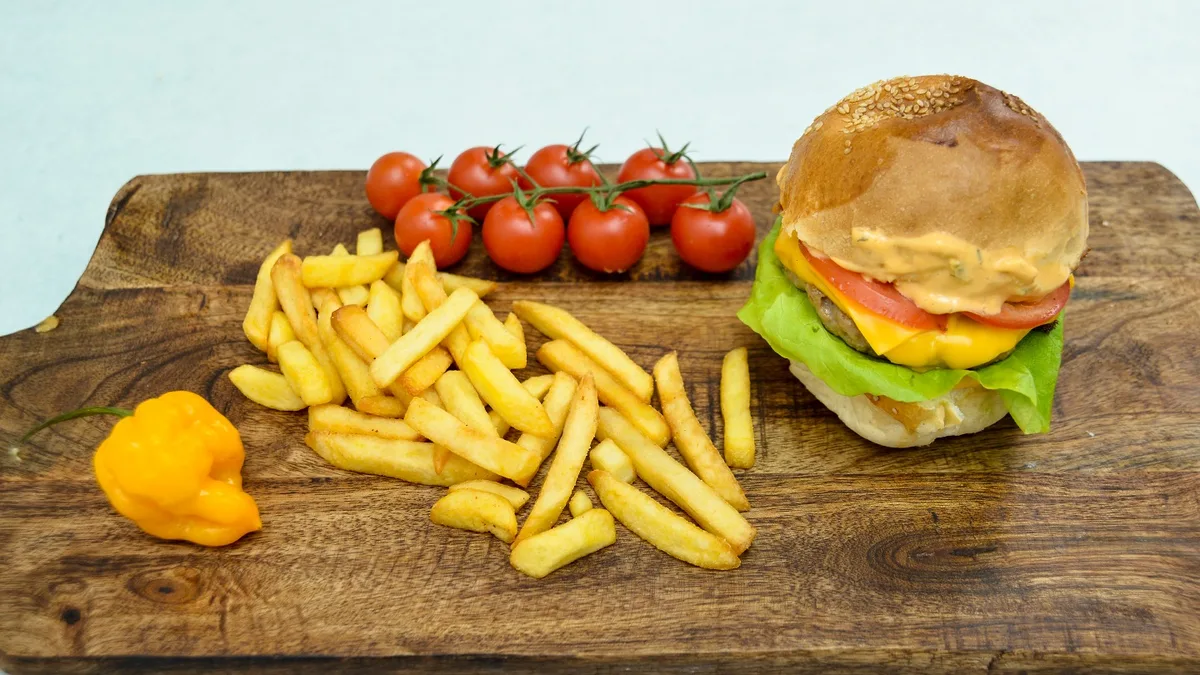 Burger + pomfrit
