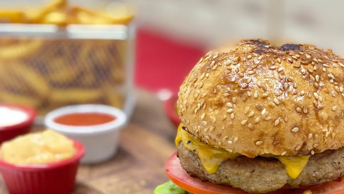 Burger sa pomfritom