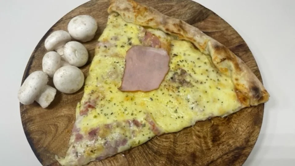 Cheese pizza parče
