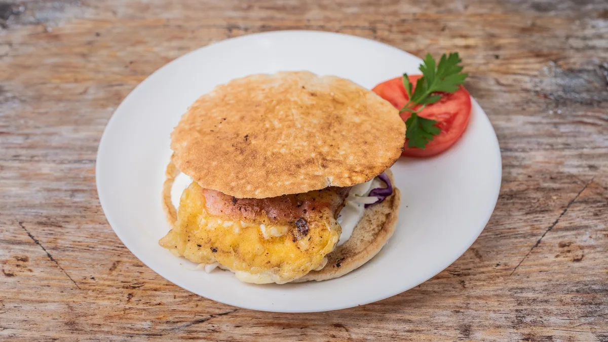 Baconos-grillsajtos pita