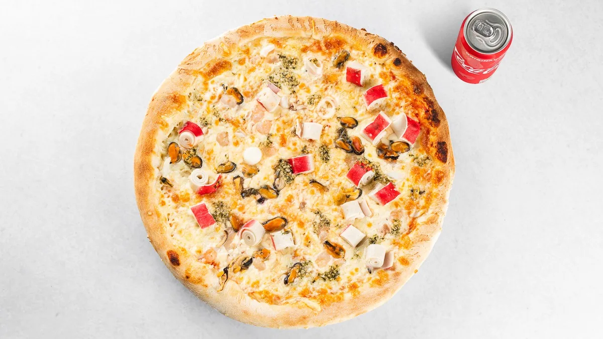Morska pizza in pijača