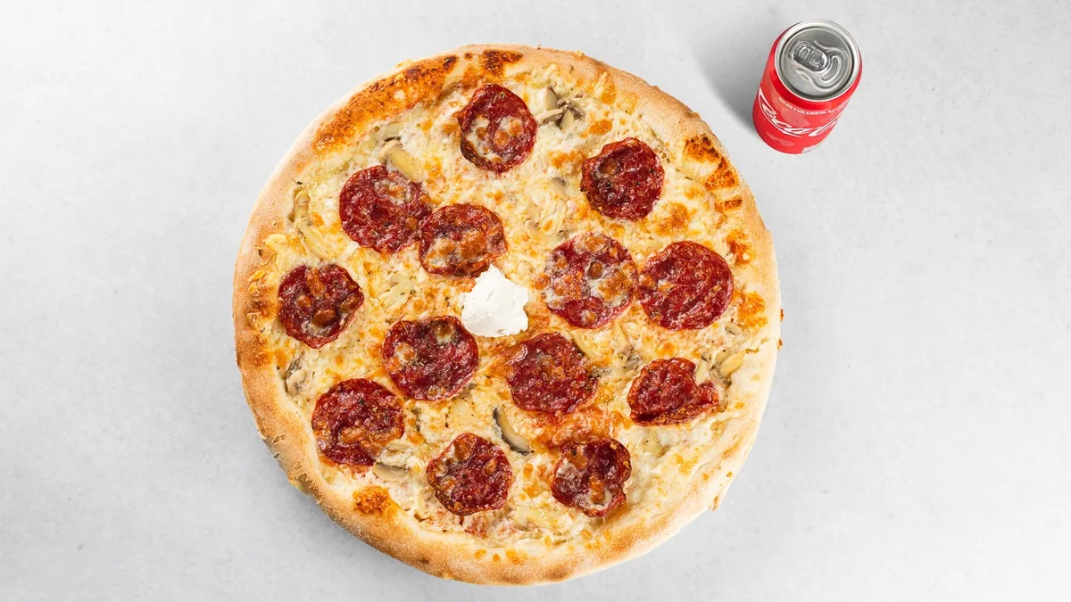 Pizza Salami in pijača
