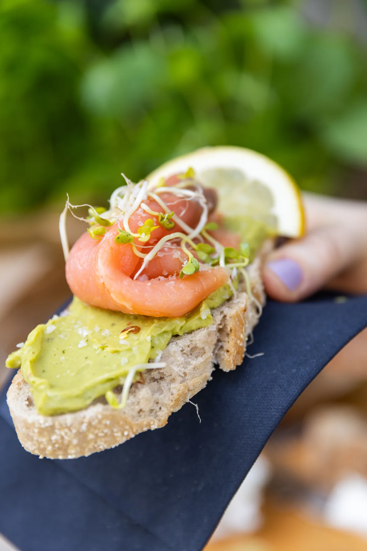 Guacamole toast fustőlt lazaccal