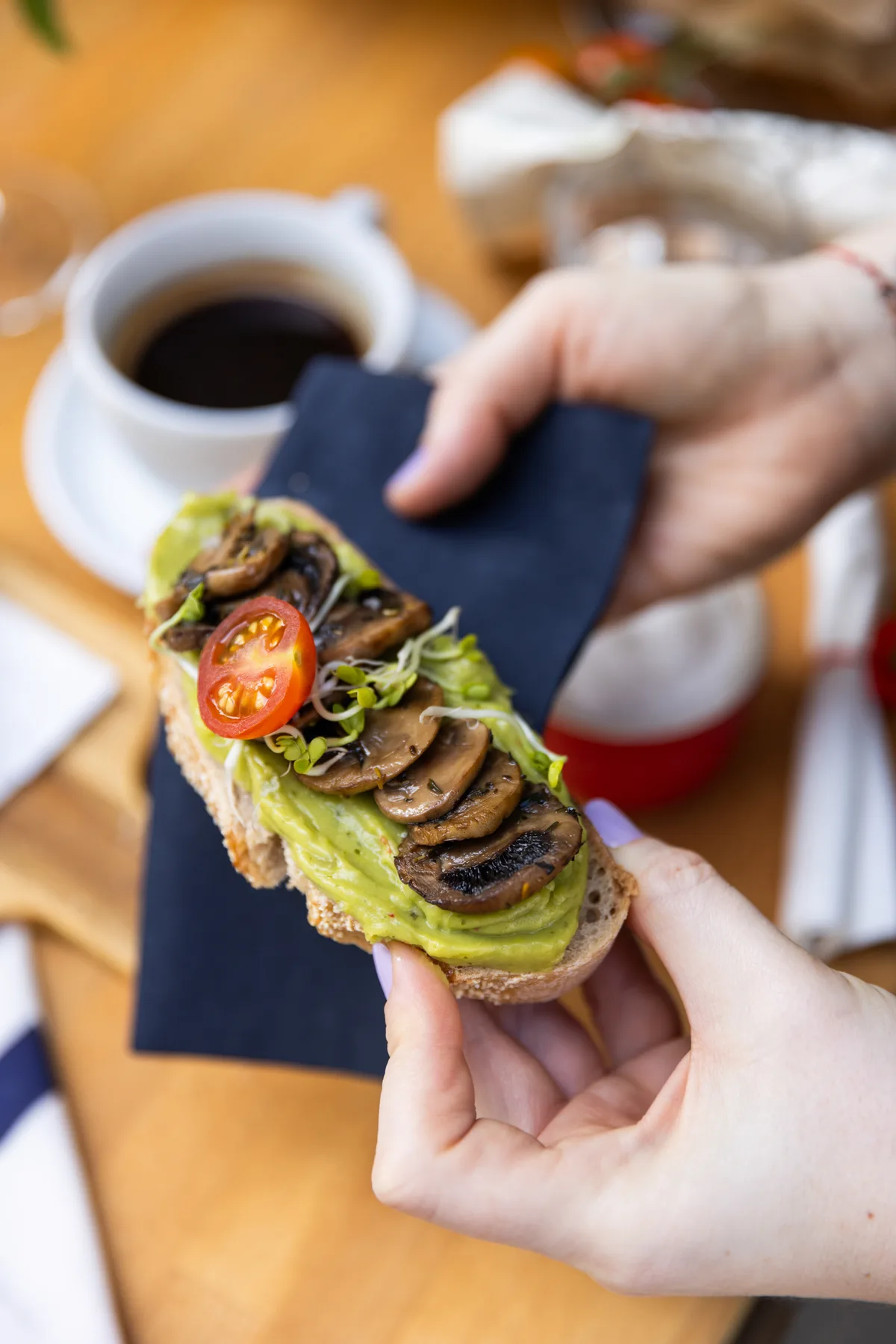 Guacamole toast pirított gombával