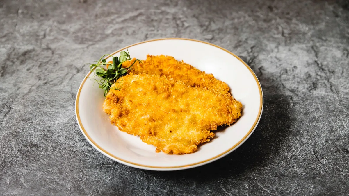 Pankómorzsás rántott  csirkemell 2 szelet vegyes friss saláta körettel