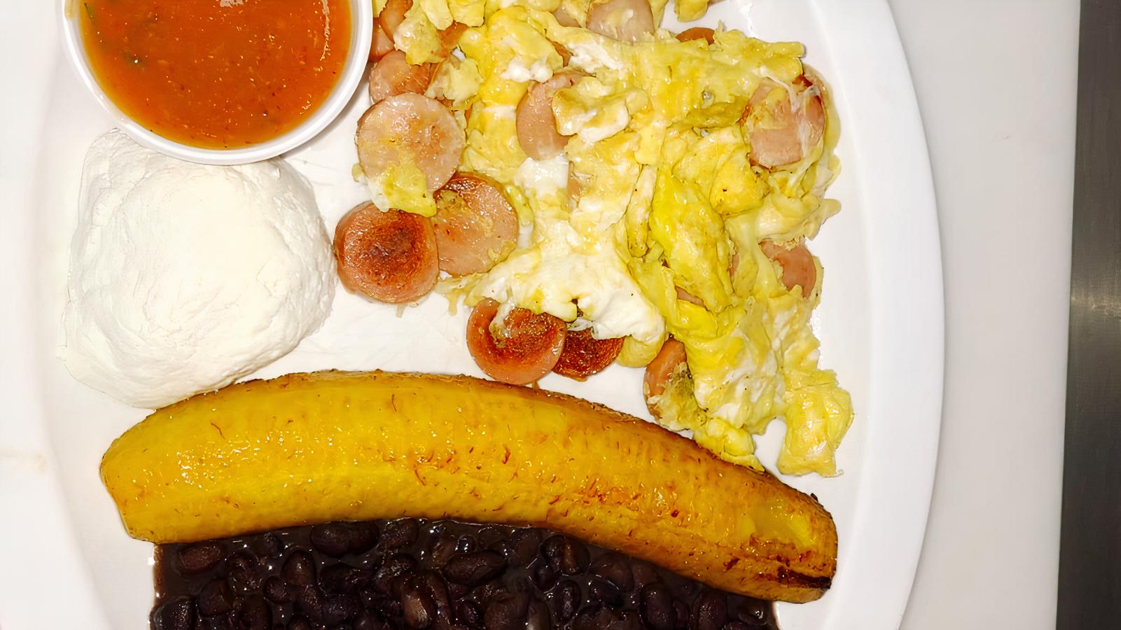 Huevos con chorizo y jamon/scrambled eggs with ham or sausage