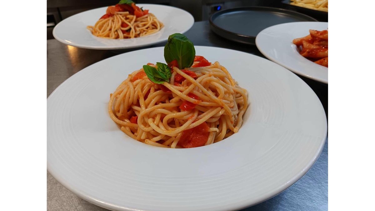 Spaghete cu roșii cherry și busuioc
