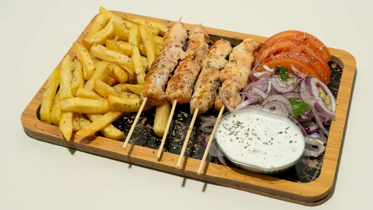 Suvlaki pileći porcija