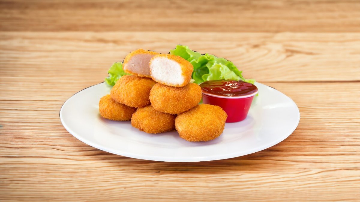 Bundás csirkemellfalatok sült burgonyával