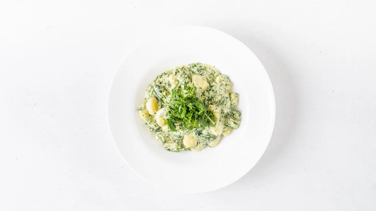 Gnocchi so špenátom, slaninou a syrovou omáčkou