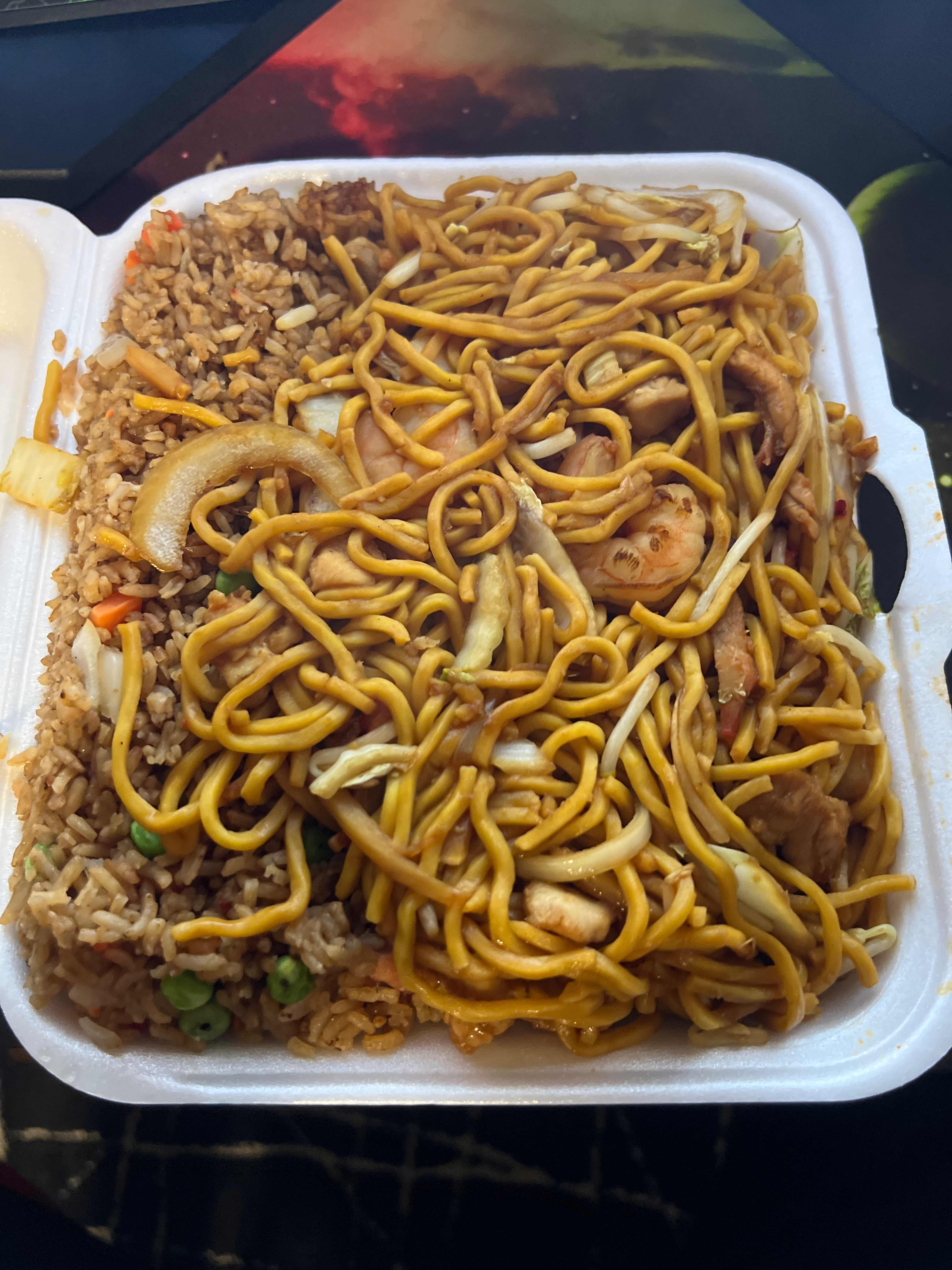 32. House Special Lo Mein/ 本樓撈麵