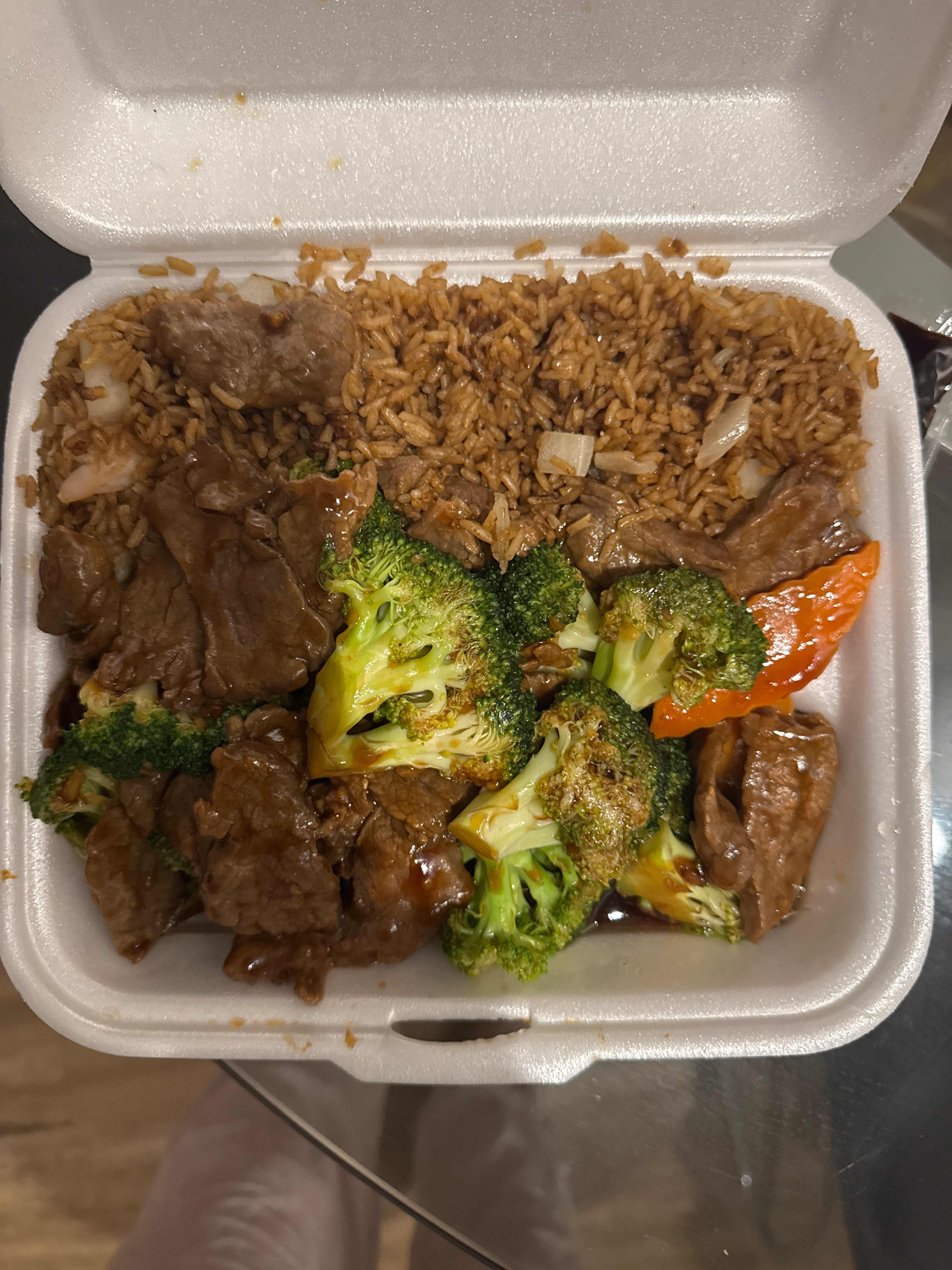 C15. Beef with Broccoli / 芥蘭牛
