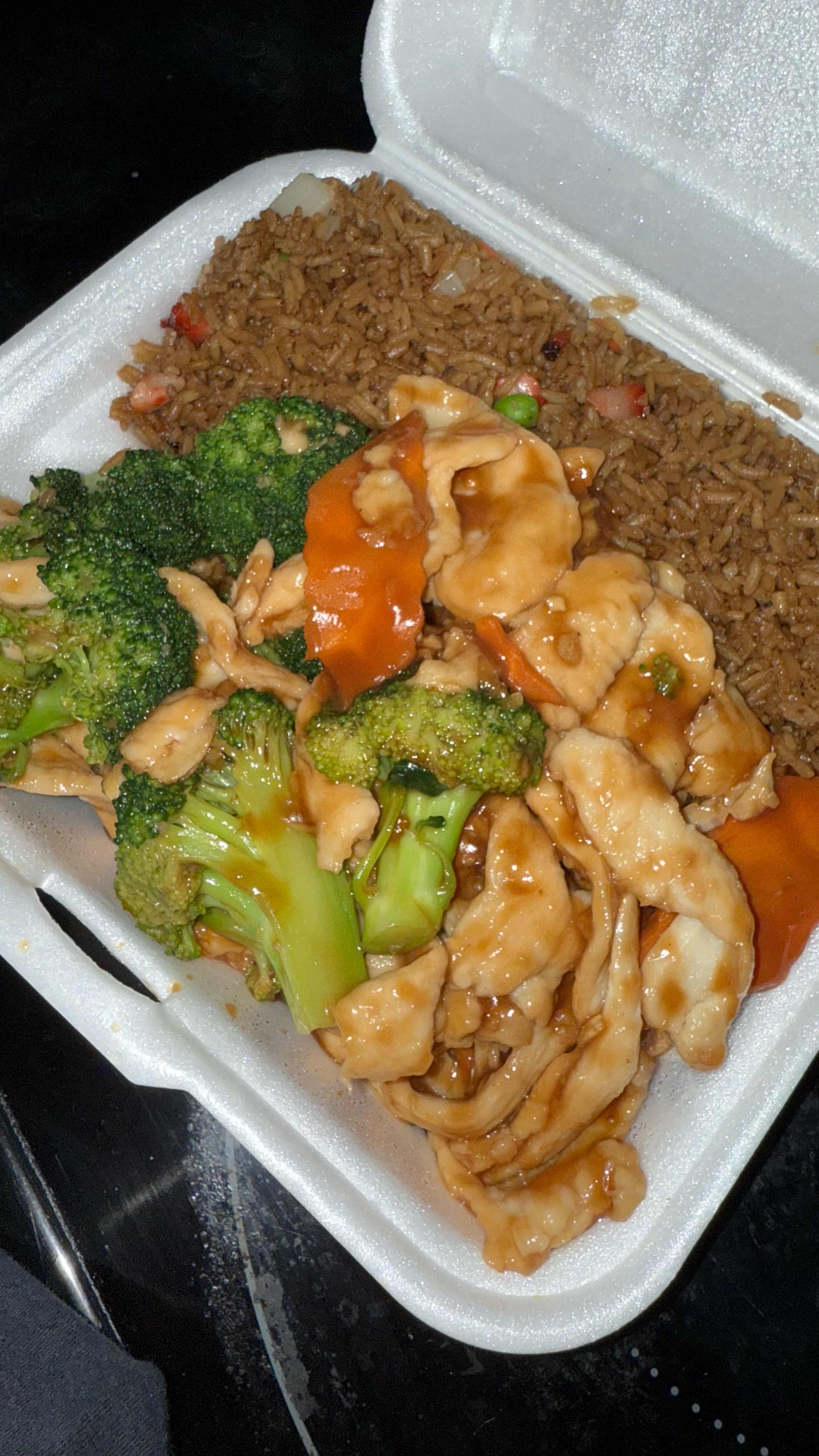 C2. Chicken with Broccoli / 芥蘭雞