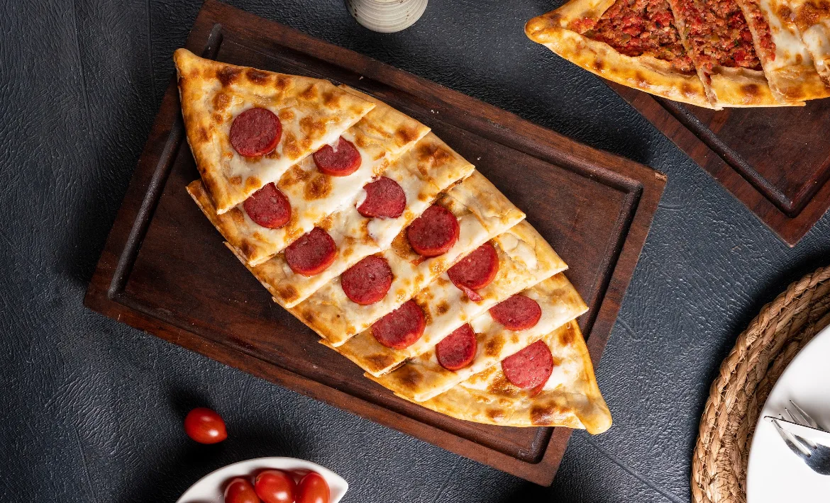 Sucuklu Pide