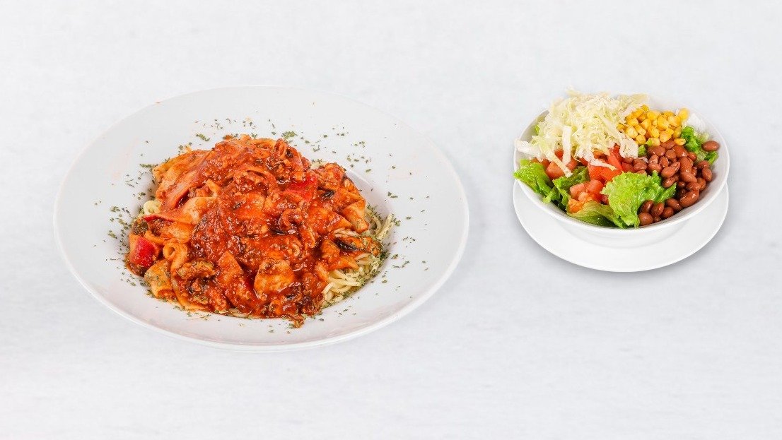 Testenine z omako po izbiri in solato