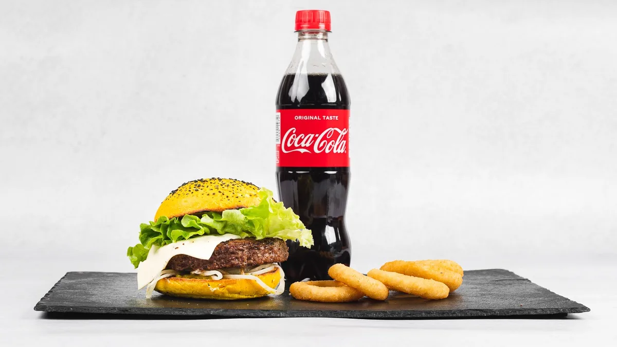 Meni Angus burger + Coca-Cola 0.5 l