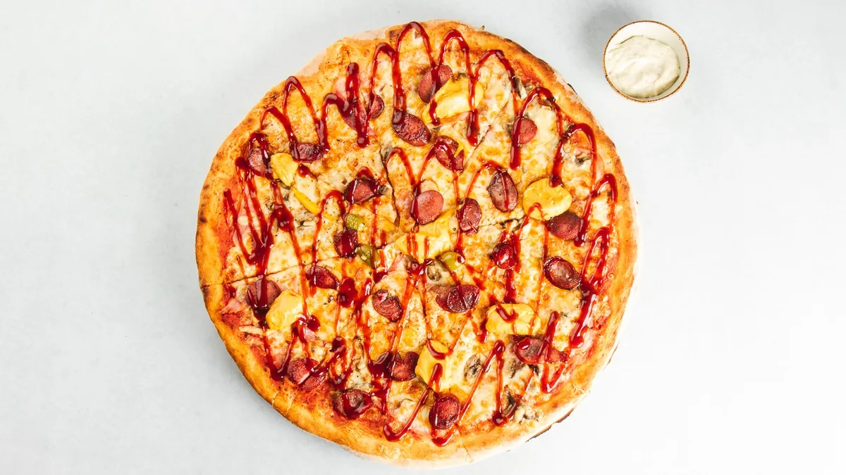 BBQ pizza in tatarska omaka