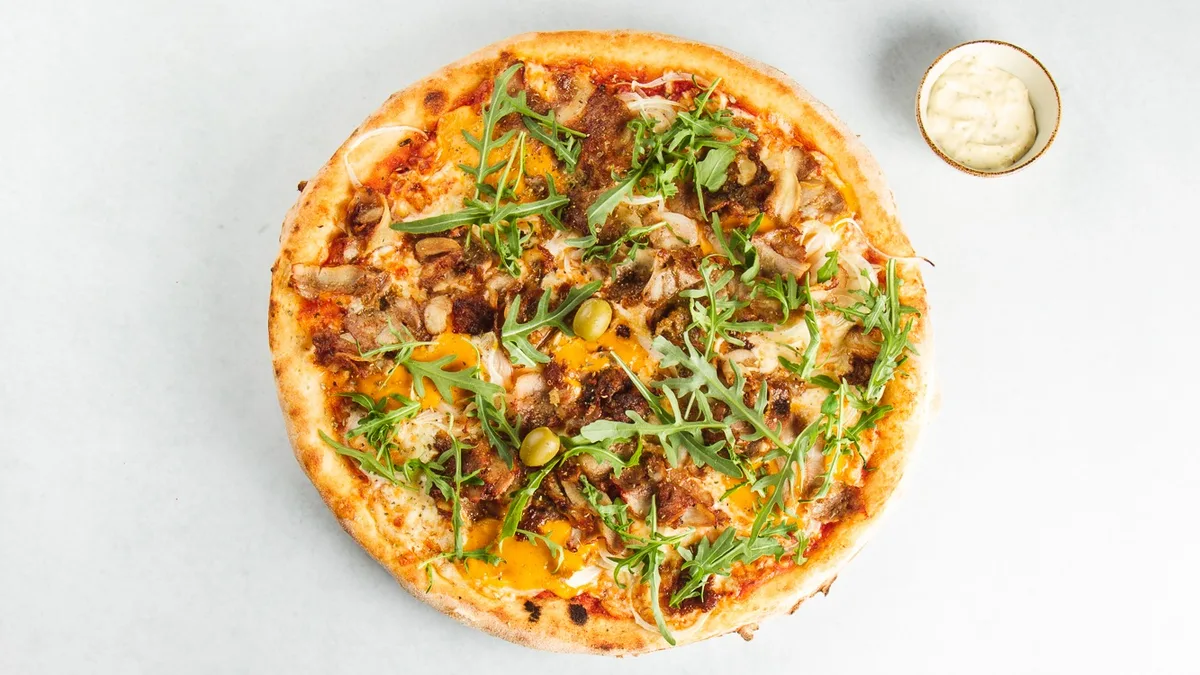 Kebab pizza in tatarska omaka