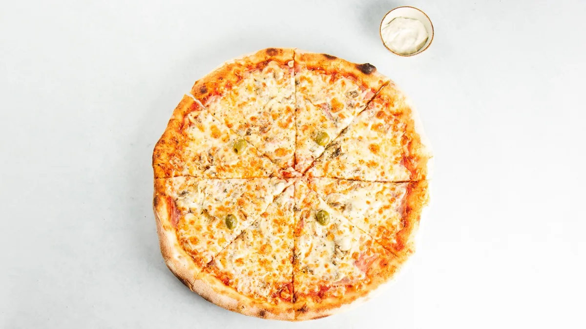 Klasična pizza in tatarska omaka