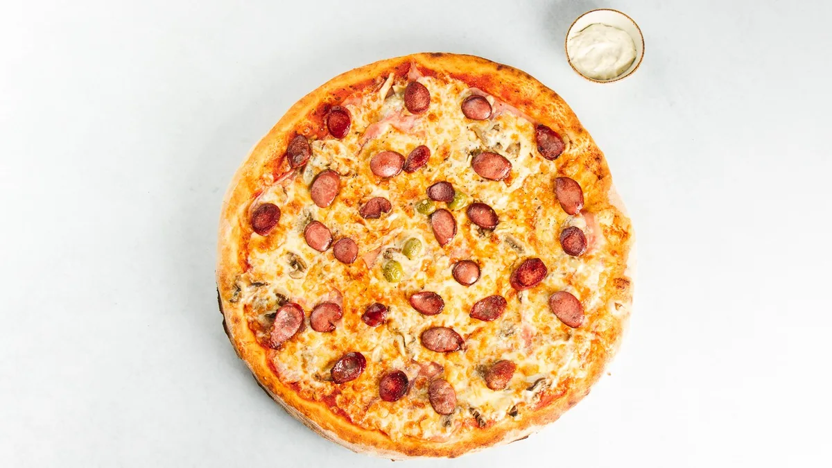 Kranjska pizza in tatarska omaka