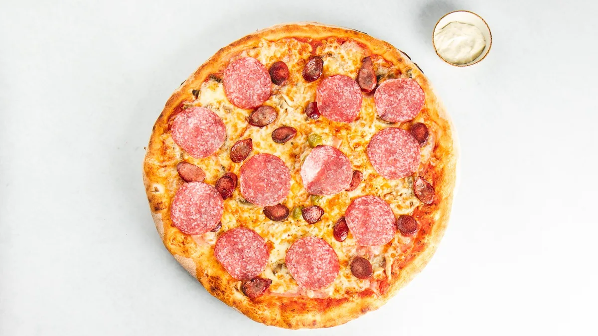 Lovska pizza in tatarska omaka