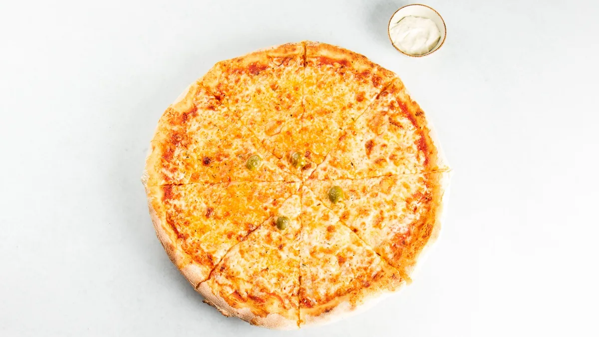Margherita pizza in tatarska omaka