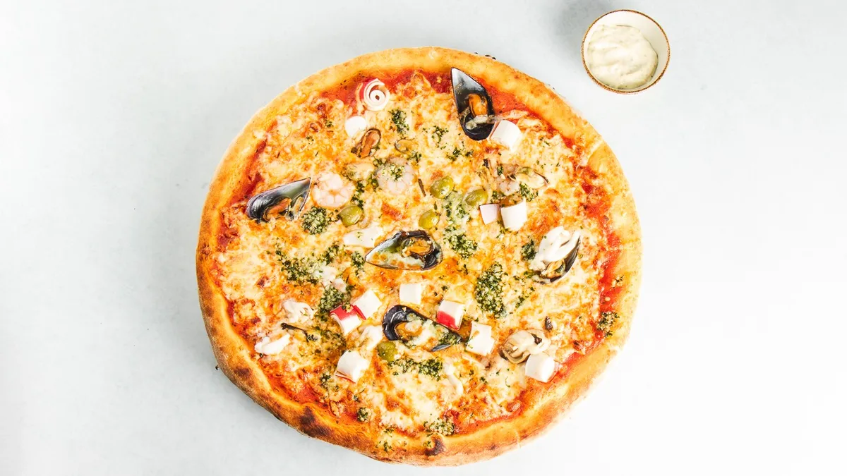 Morska pizza in tatarska omaka