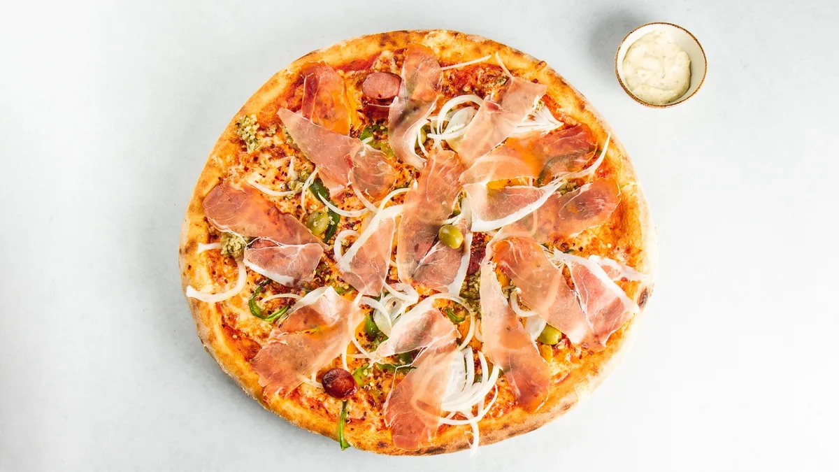 Pepe pizza in tatarska omaka