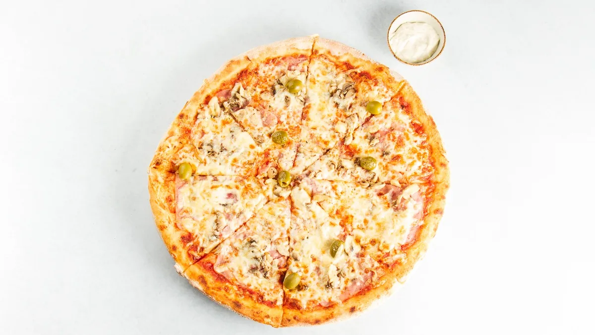 Pizza Slanina in tatarska omaka
