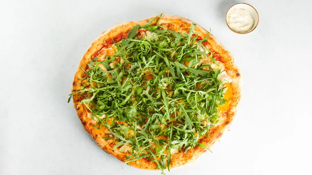 Pomladna pizza z rukolo in tatarska omaka