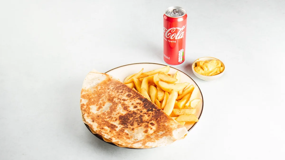 Quesadilla s piščancem in Coca-Cola 0.33 l