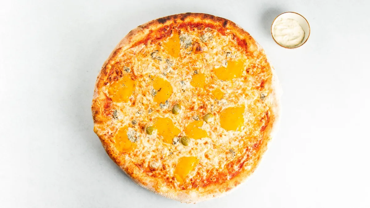 Sirova pizza in tatarska omaka
