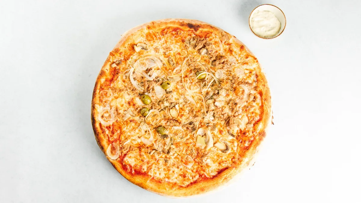 Tunina pizza in tatarska omaka