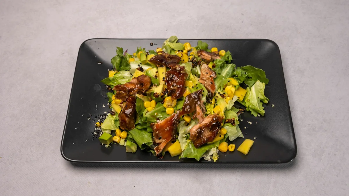 Sałatka z łososiem teriyaki