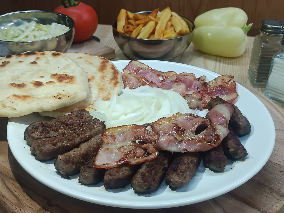 Ćevapi sa slaninom i pomfrit