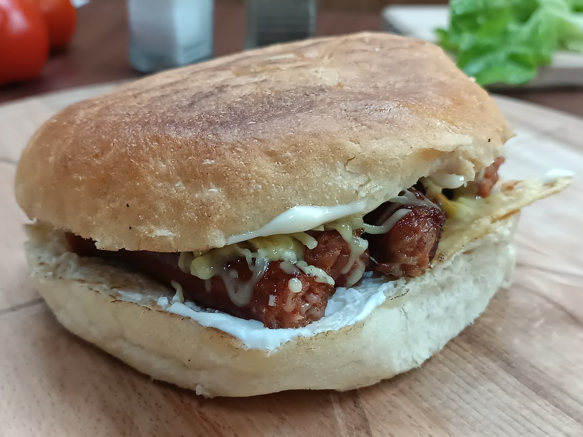 Kobasica u lepinji sa trapistom
